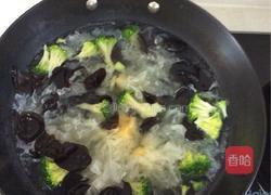 凉拌双耳西兰花的做法图解3