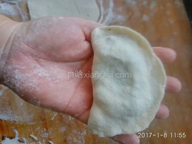 把皮对折捏成饺子