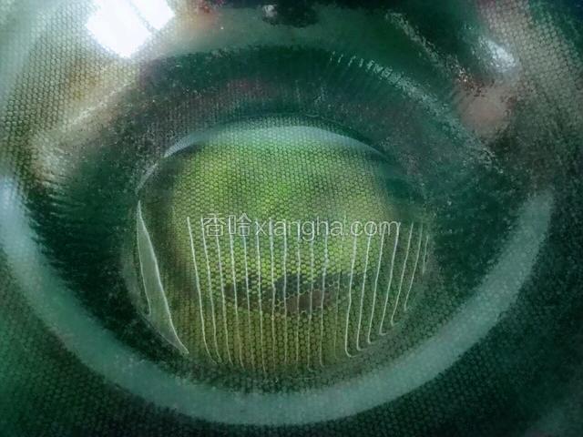锅中多倒些油大火烧热