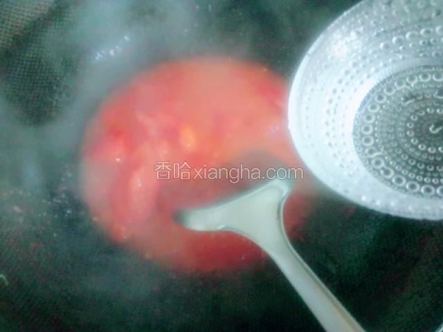 添加一点水，炖一分钟让西红柿出味