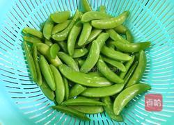 腊肠炒荷兰豆的做法图解1