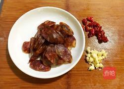 腊肠炒荷兰豆的做法图解2