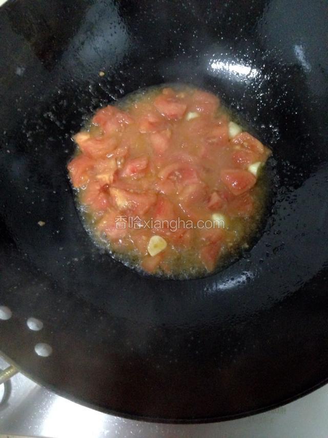番茄蒜瓣一起倒入锅中炒 番茄炒出汁
