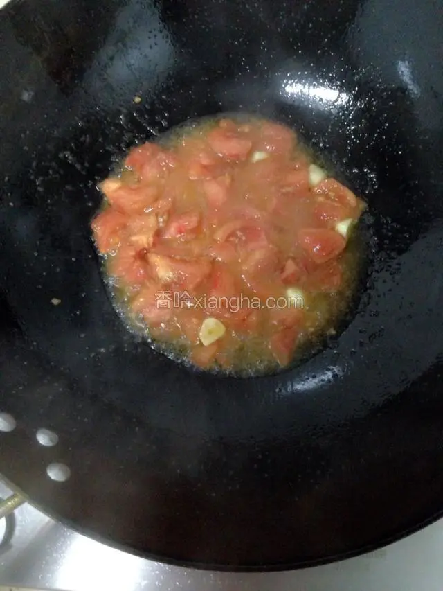 番茄蒜瓣一起倒入锅中炒 番茄炒出汁