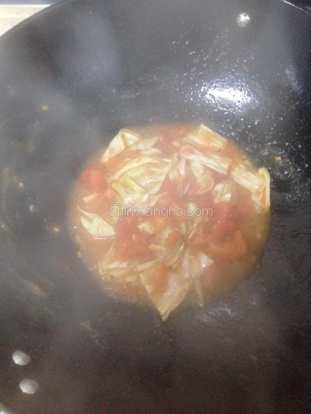 加入包心菜一起再炒一会 把包心菜炒熟