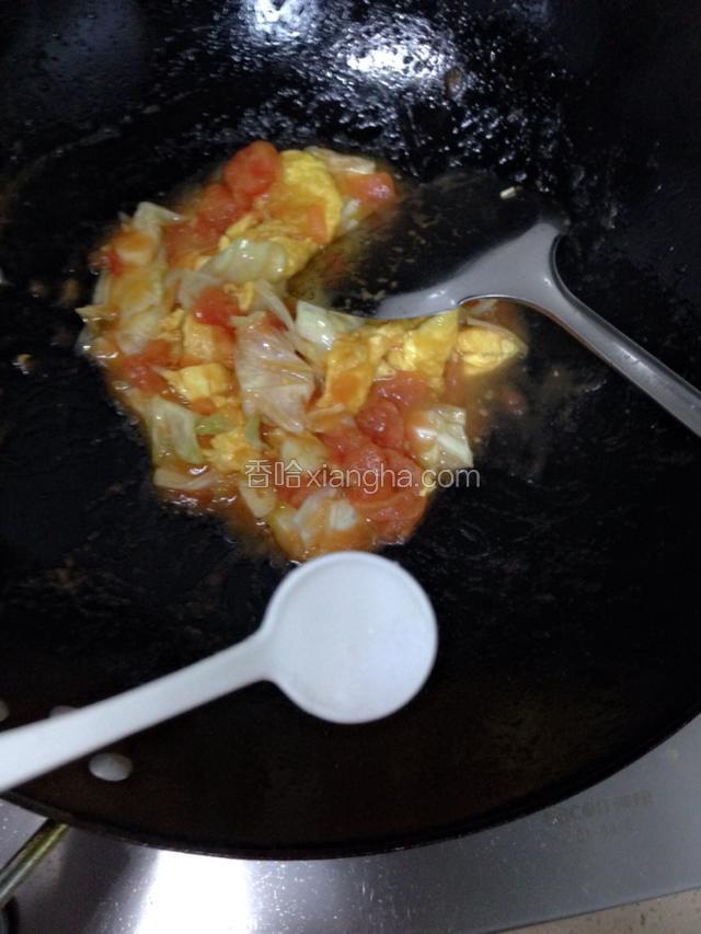 加入鸡蛋再加适量盐翻炒