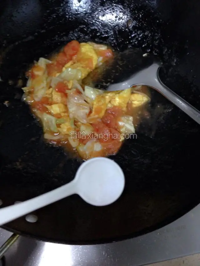 加入鸡蛋再加适量盐翻炒