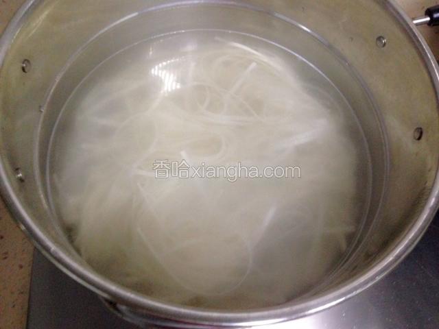 水烧开下入面条 煮一会加一点盐