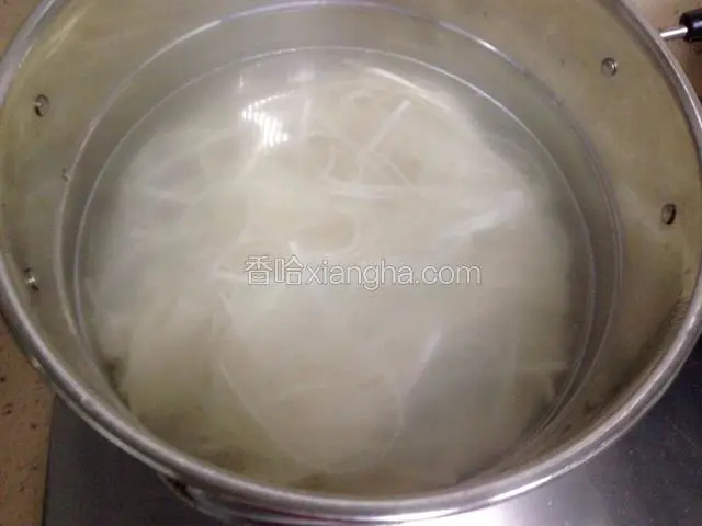 水烧开下入面条 煮一会加一点盐