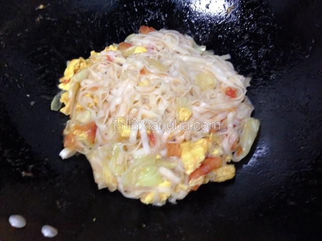 把面条倒入锅中一起炒 