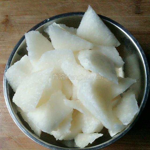 雪梨去皮，切成小块。