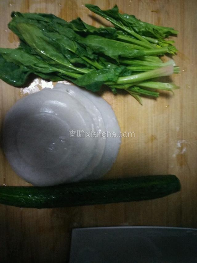 准备菠菜一把，灌肠三个，黄瓜一根。