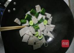 黄瓜菠菜炒灌肠的做法图解5