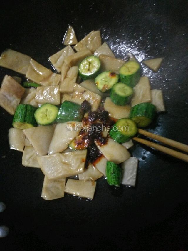 放入适量的海天拌饭酱。继续翻炒。