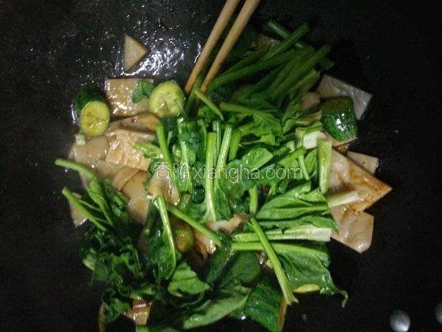 放入菠菜。翻炒到菠菜断生即可出锅。