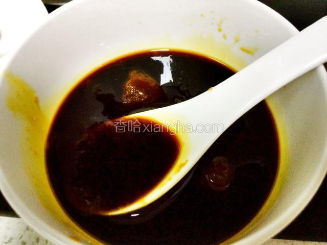 碗里放：酱油蚝油白糖料酒