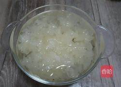雪梨银耳羹的做法图解1