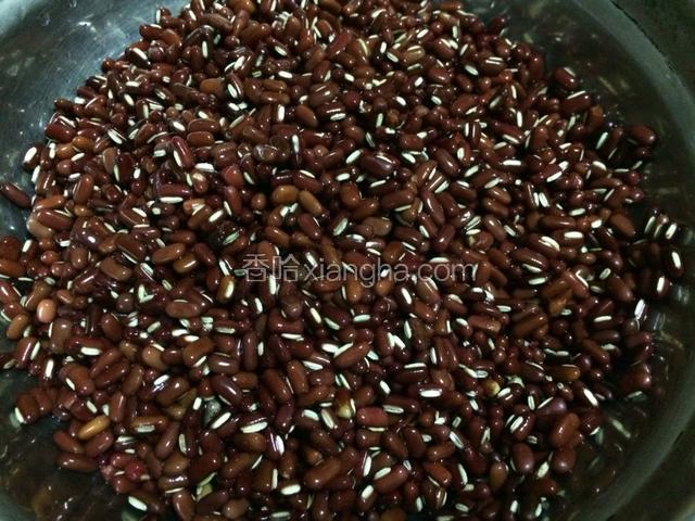 小豆洗干净，看看有没有杂质，去除掉