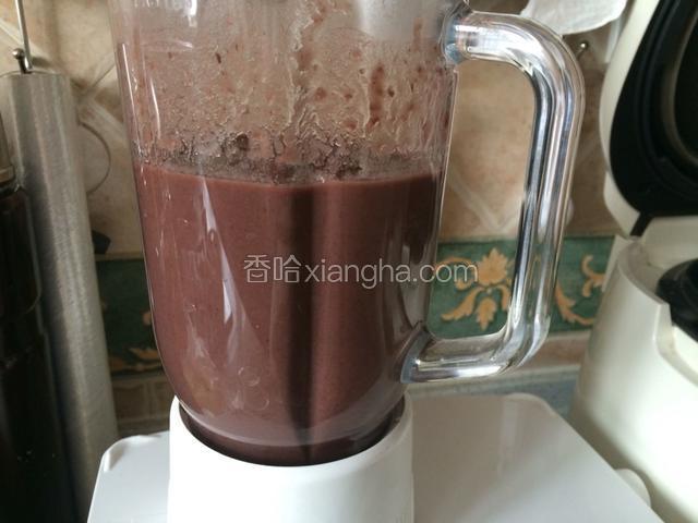 将煲好的豆子继续用料理机打成泥