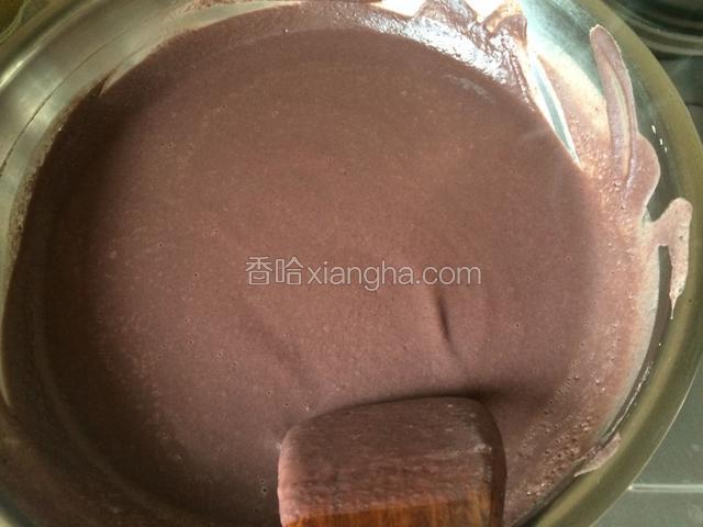 接着将豆沙泥放入不粘锅中火翻炒，要不停翻炒以免糊锅