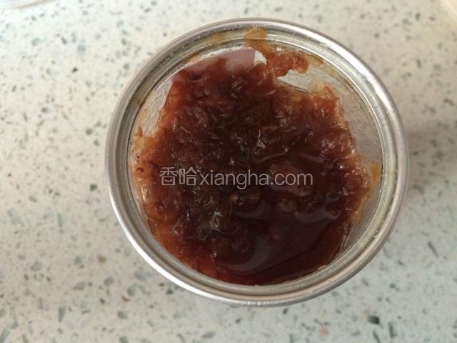 加入玫瑰酱继续炒匀即可，