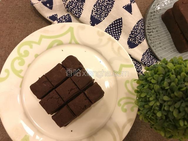 做好的玫瑰豆沙颜色很好看，香味很浓，可塑性也很强