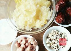 薏米花生银耳羹的做法图解3