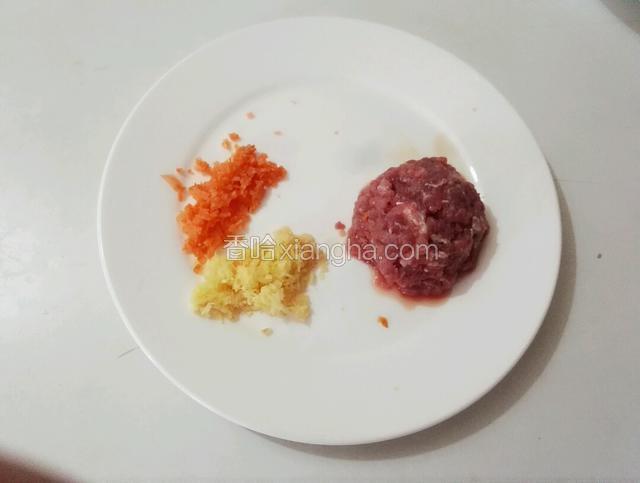 瘦肉，胡萝卜，姜各剁碎