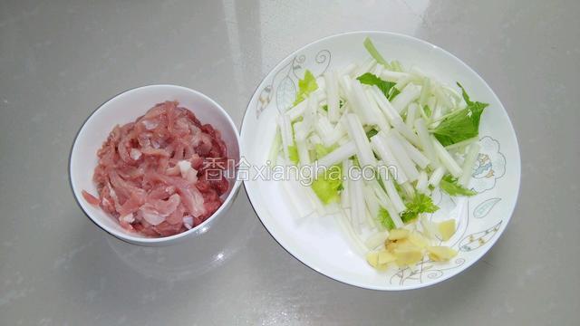 准备食材，肉丝用盐，老抽，料酒，芡粉码味腌至十分钟