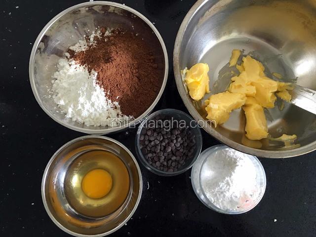 准备材料。黄油室温软化；低筋面粉、玉米淀粉、可可粉、盐混合称量。