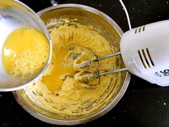 再电动打发至颜色发白，体积微微膨胀，将鸡蛋液分三次加入到黄油中，每次都搅打均匀，避免油水分离。