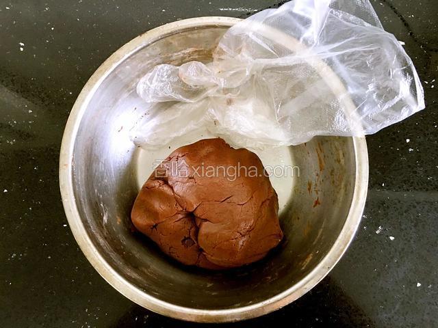 将拌好的面团用保鲜膜上盖上，放冰箱冷藏20分钟松弛，也更利于分割。