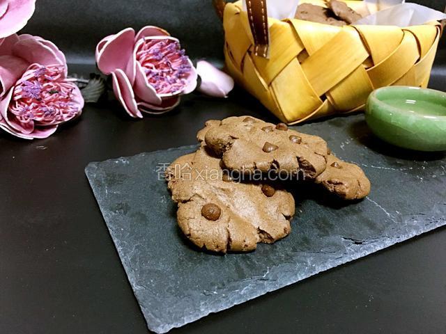 出炉后的趣多多晾凉后口感会很脆。