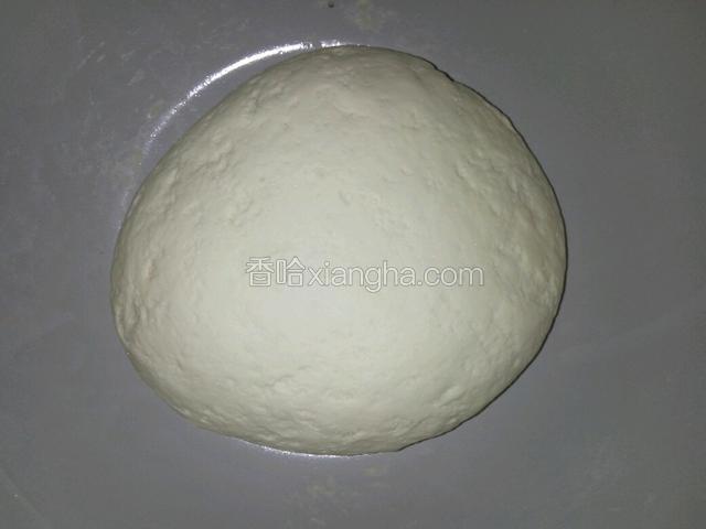 揉成光滑的面团，盖布放温暖处发酵至两倍大