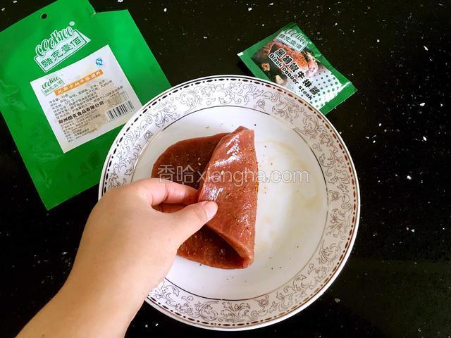 翻面也用牛排调料涂抹均匀。腌制20分钟。