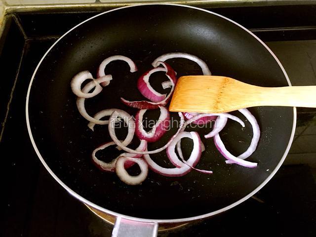 用煎牛排的锅炒几下圆葱丝关火。