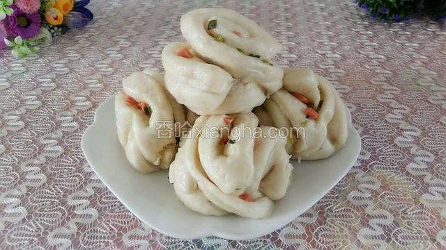 加入椰子粉的花卷貌似很白。味道也不错，淡淡的椰香味儿。