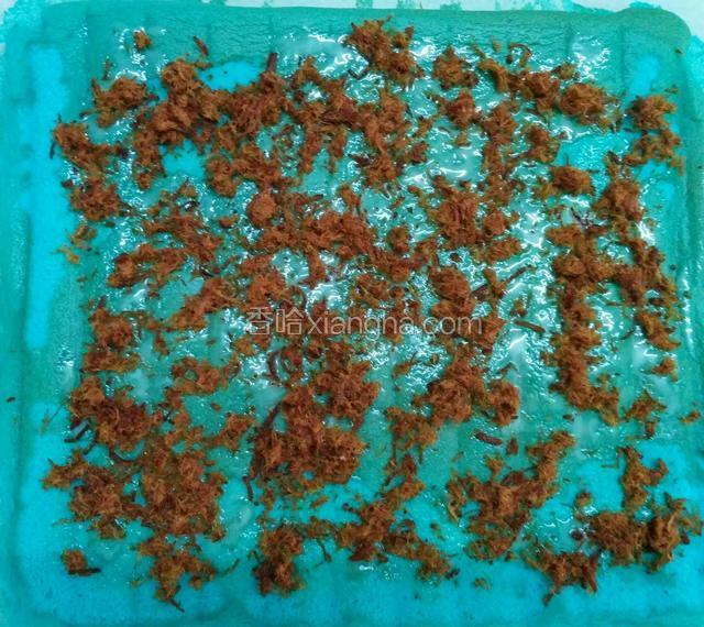 然后再翻过来，抹上适量炼乳，撒上适量肉松