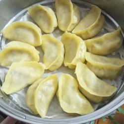 薄皮玉米面酸菜油梭子馅蒸饺的做法[图]