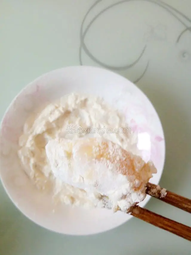 鱼块整个裹上一层薄薄的淀粉！