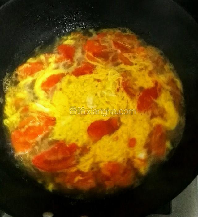 到汤水快要烧开时倒入搅拌好的鸡蛋，一般倒一边用勺子搅拌，使鸡蛋液均匀散开