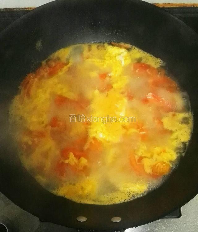 划散好鸡蛋，烧煮开后便洒入鸡精调味