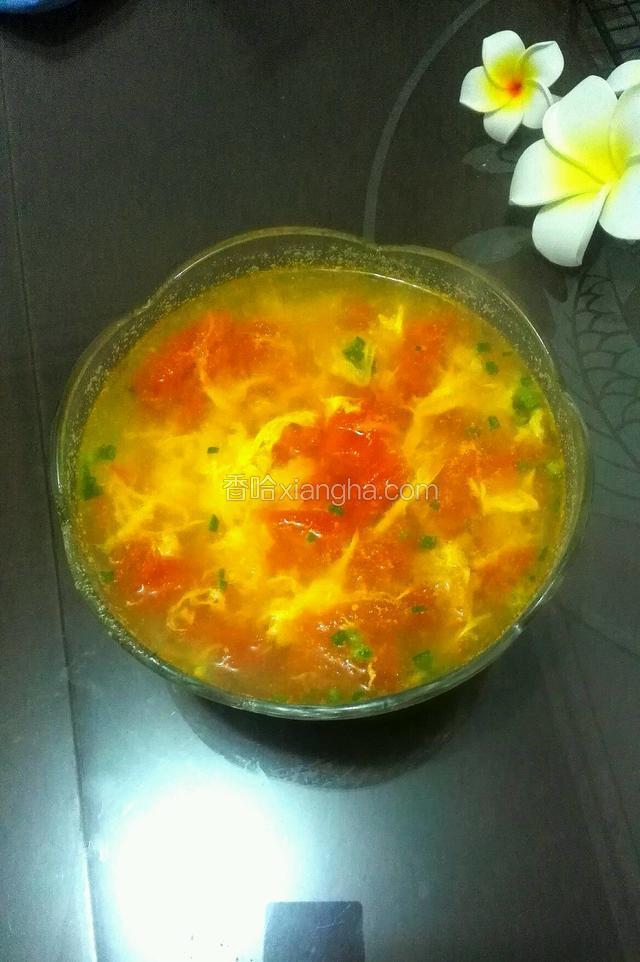 把调好味道的汤水盛入碗里，洒上葱花这样一份西红柿蛋汤就好了。