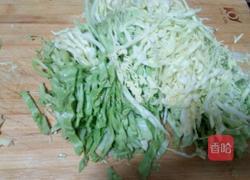 酸辣圆白菜的做法图解1