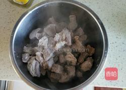 牛肉炖萝卜的做法图解2