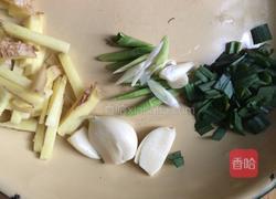 香菇炒胡萝卜的做法图解2