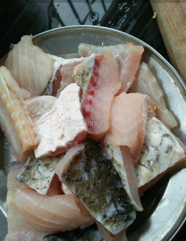 草鱼收拾干净切块备用