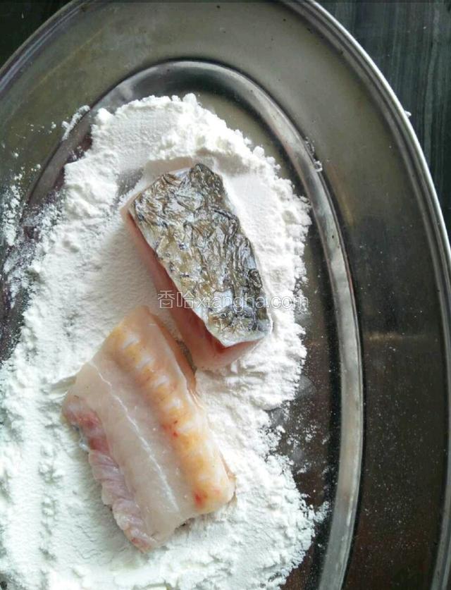 鱼块裹一层干淀粉