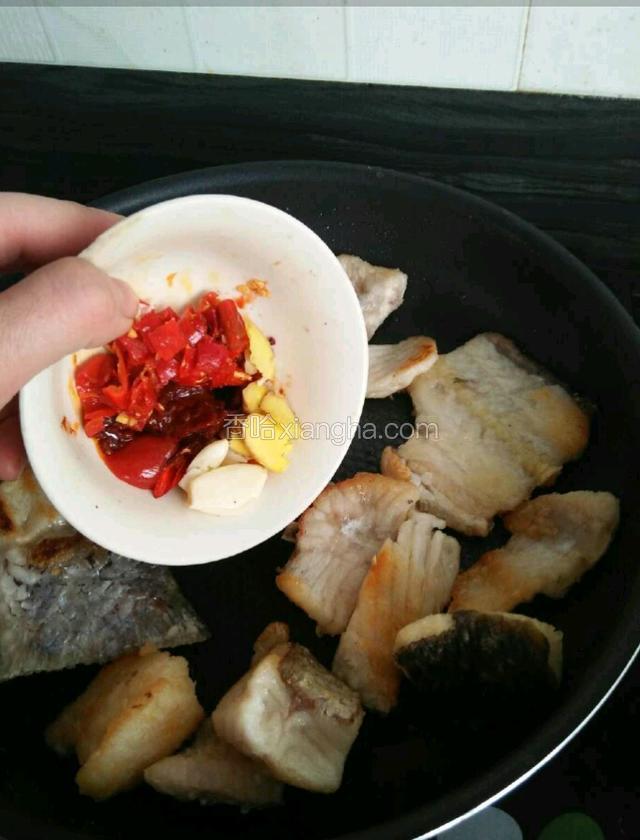 加入辣椒等，翻炒均匀