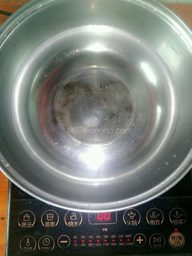 锅中放进少量水烧至沸腾。